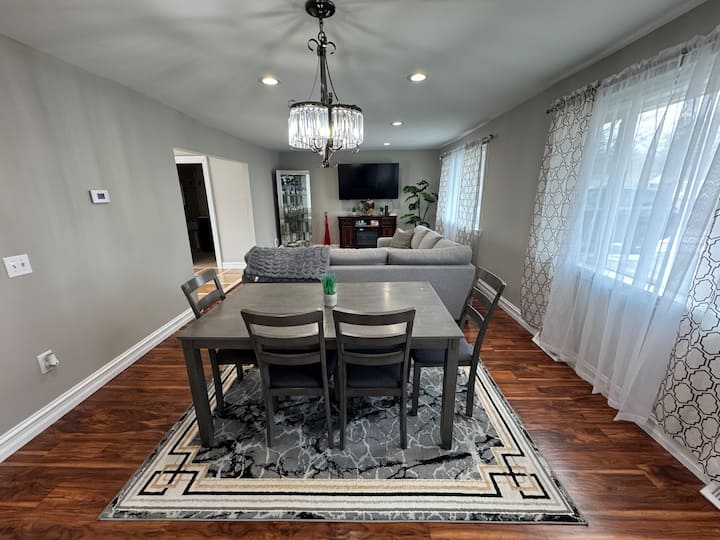 Cheerful 3-Bedroom 2-Bathroom Home With Pool