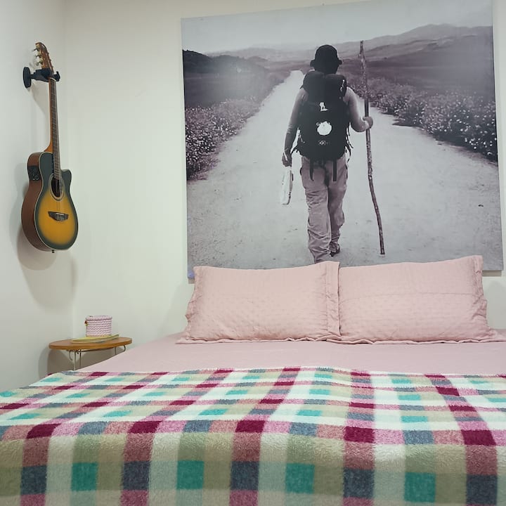 Due letti singoli a cassettone, che insieme formano un letto matrimoniale largo circa 170 cm. Puoi lasciarli separati
