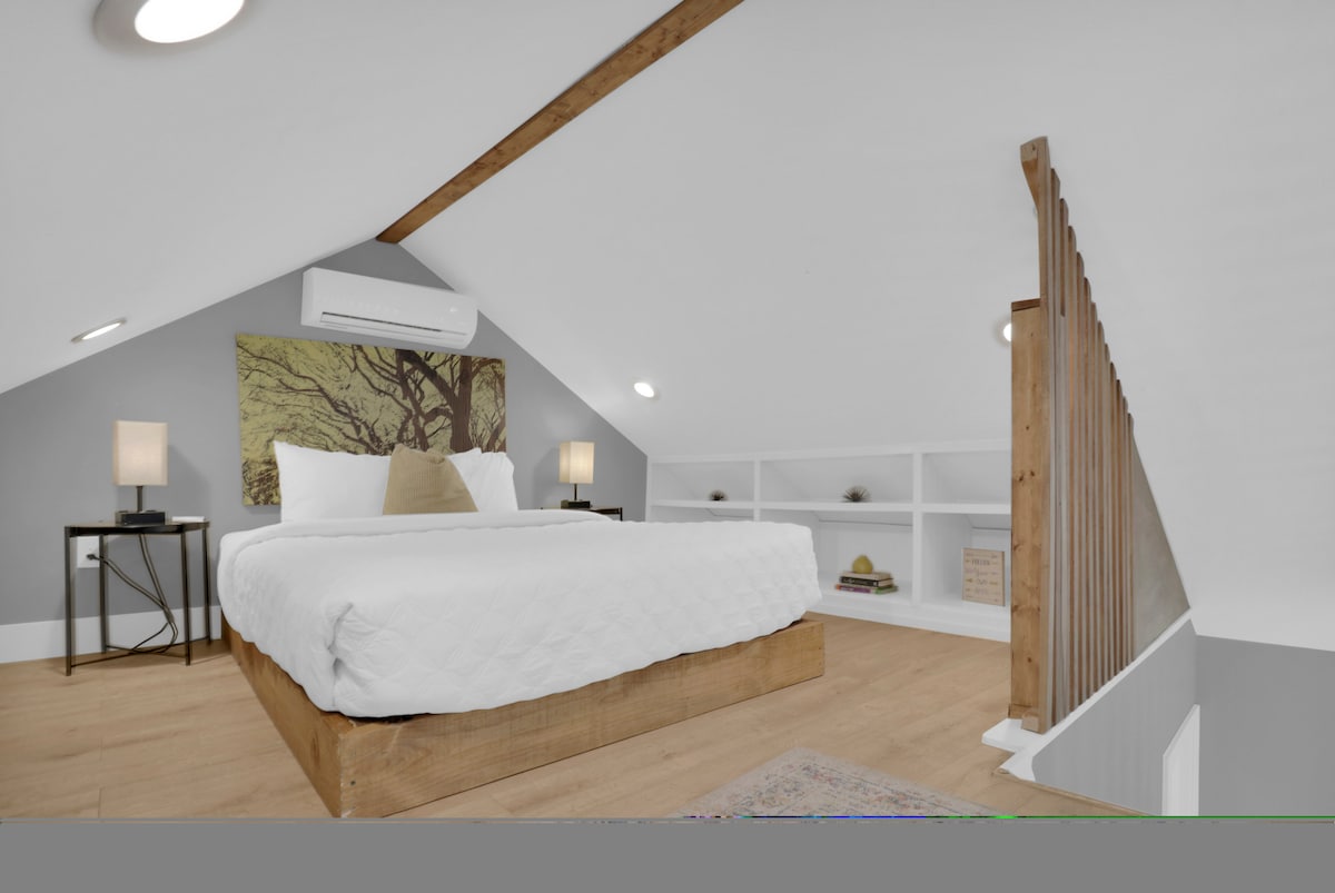 Stylish Studio - Loft Bed - Your Cozy City Haven