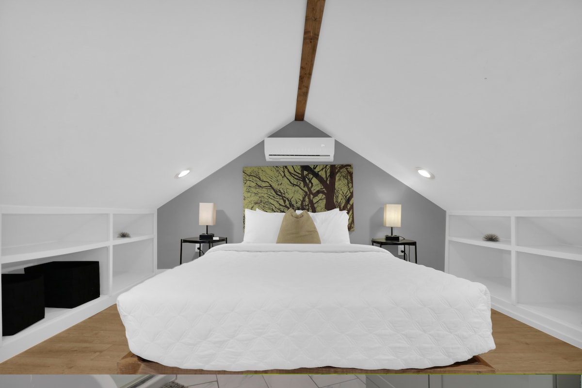 Stylish Studio - Loft Bed - Your Cozy City Haven