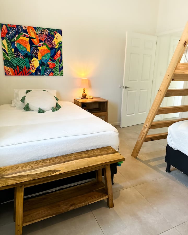 Cama completa, colchón Simmons. 
Pájaro nacional de arte mural “Torogoz” El Salvador de la ilustradora salvadorea Raquel Arana.
Toda la decoración, los muebles  y la ropa de cama son salvadoreos hechos a mano.