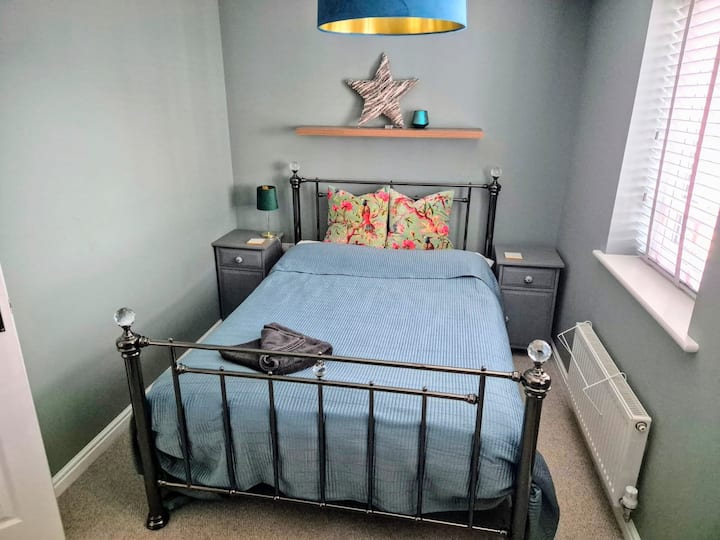  dhomë dopio me krevat dopio dhe tavolinë veshjeje me karrige