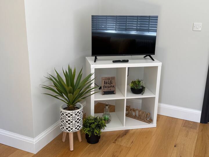 Bright And Cozy 1-bed Studio Near Southend Airport - Westcliff-on-Sea