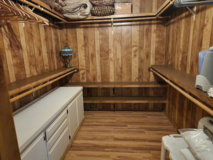 дрешник. допълнително спално бельо и одеяла вградени в чекмеджетата.