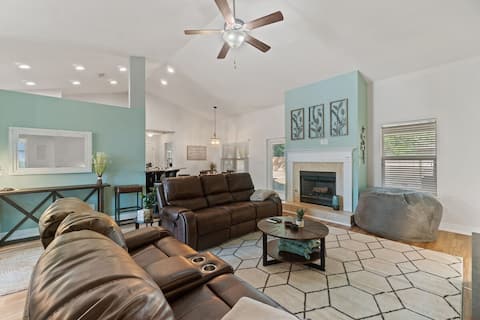 Dog-Friendly Winter Retreat+Backyard | Firepit
