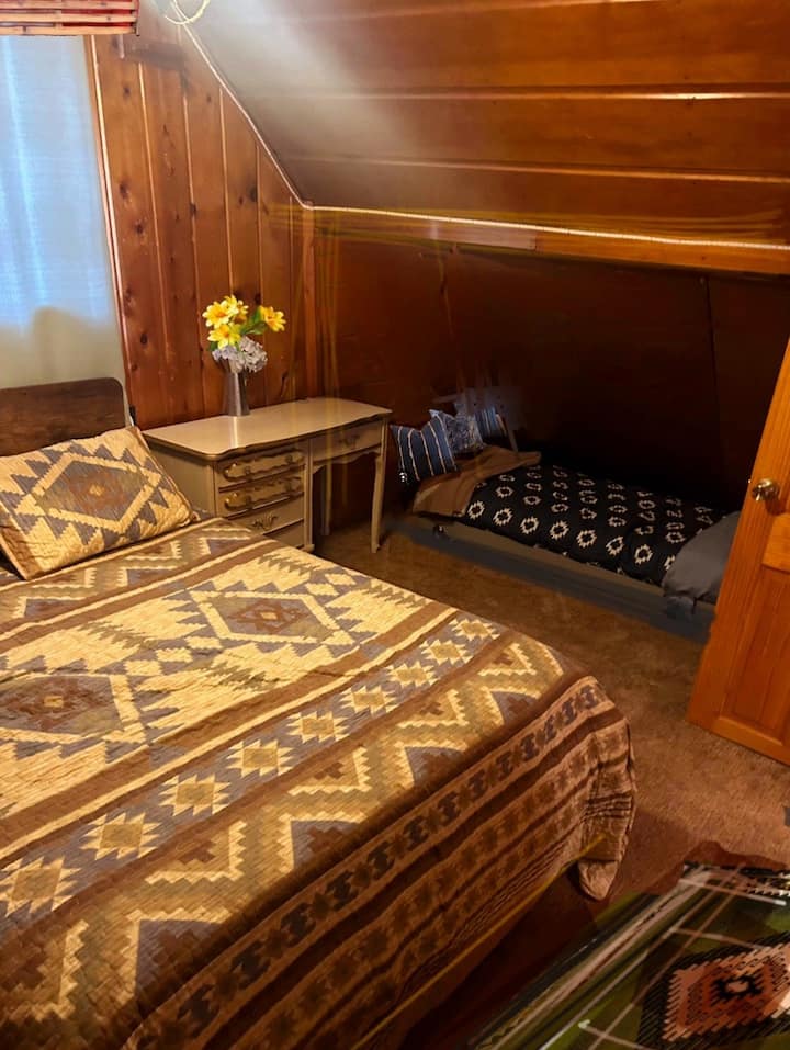 il y a un lit de jour dans cette pièce  que vous pouvez retirer.