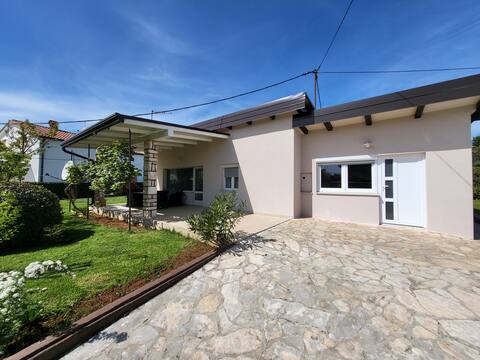 Small cozy house near beach