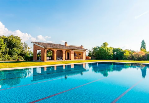 Top Airbnb: Private Villa with semi-Olympic pool and Tennis a Montaione