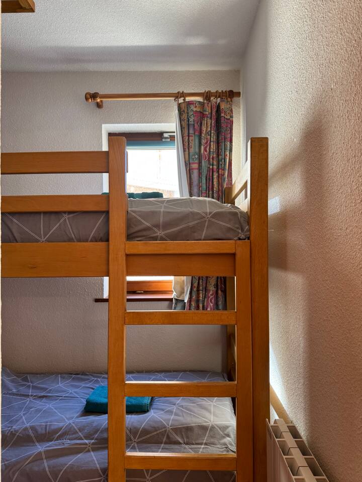 Français :
La blanchisserie n’est pas incluse dans cette location. Elle est proposée en option moyennant un supplément.
 English :
Laundry service is not included in this rental. It is available as an optional service for an additional fee.