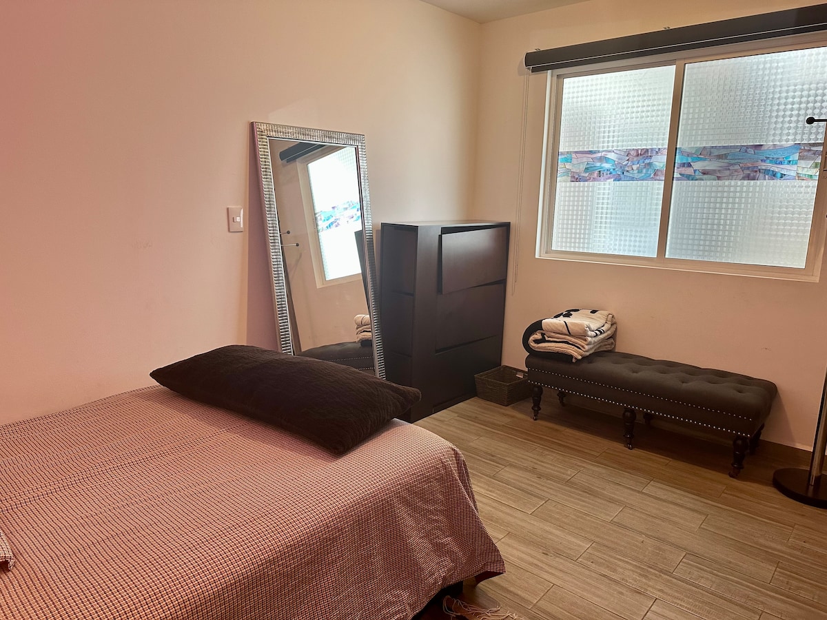 Descanso y confort en esta amplia recámara principal.