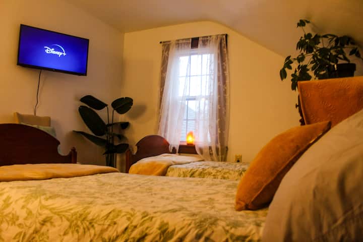 u ovoj sobi moramo odvojiti krevete s televizorom postavljenim na zid. 