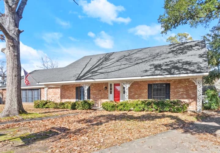 The Hidden Gem - 5 Bed, 3 Bath Open Floor Plan