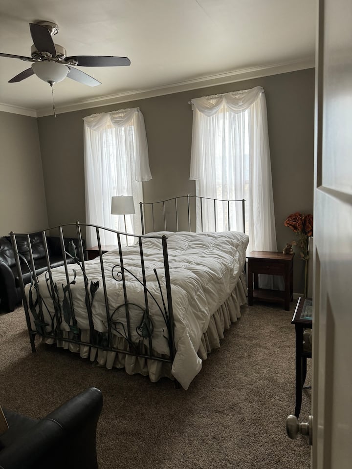 ¡Dormitorio privado cerrado con baño principal y vestidor principal enorme! Todos los servicios públicos incluidos. Wifi gratuito. 
Incluye escritorio, sofá, toda la ropa de cama y toallas. Tienes acceso a todos los espacios compartidos: cocina con todos los electrodomésticos, platos, cristalería, todo lo necesario.