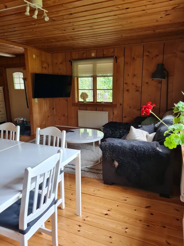 Mysig Stuga Med Gångavstånd Till Stävresjön - Sala