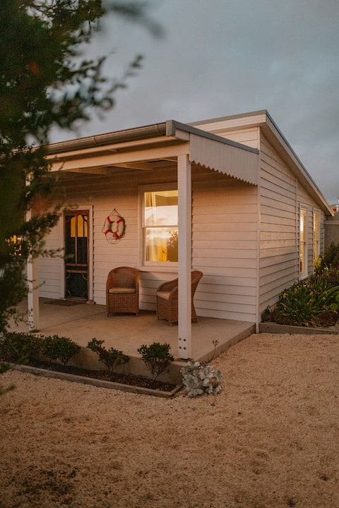 Charming Cottage | Walk to Beach, Port Campbell