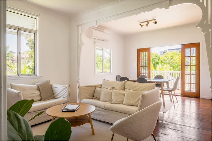 Classic Brisbane Queenslander With A Pool And Yard - Brisbane