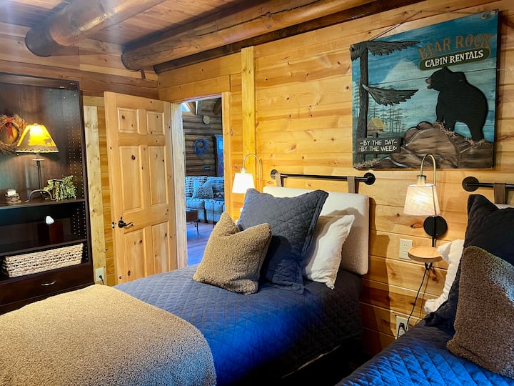 El dormitorio dos tiene dos camas individuales, con apliques de pared para cada cama con puertos de carga incorporados.