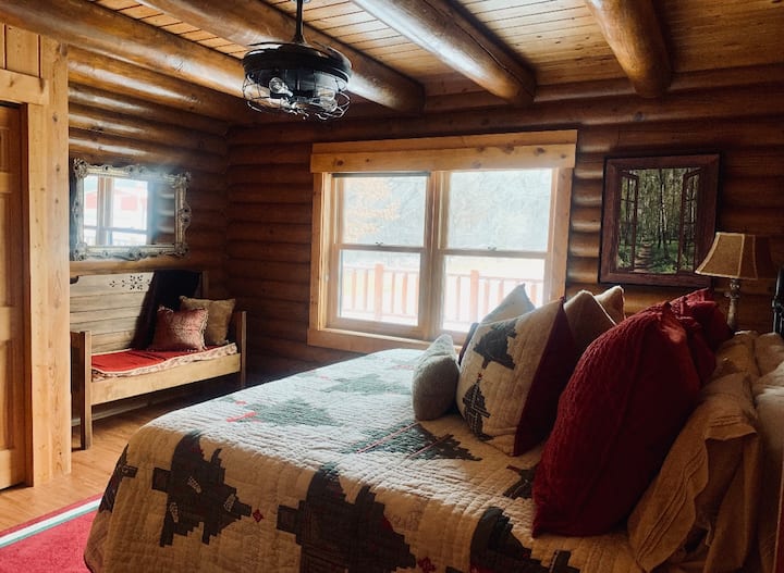 El tercer dormitorio, también en el piso principal, contiene una cama tamaño king, un banco de gran tamaño y un armario grande. 
