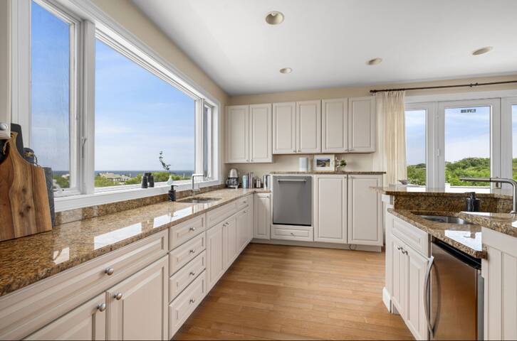 MyLife House – Beautiful Ocean Views – Central Air gallery image 4