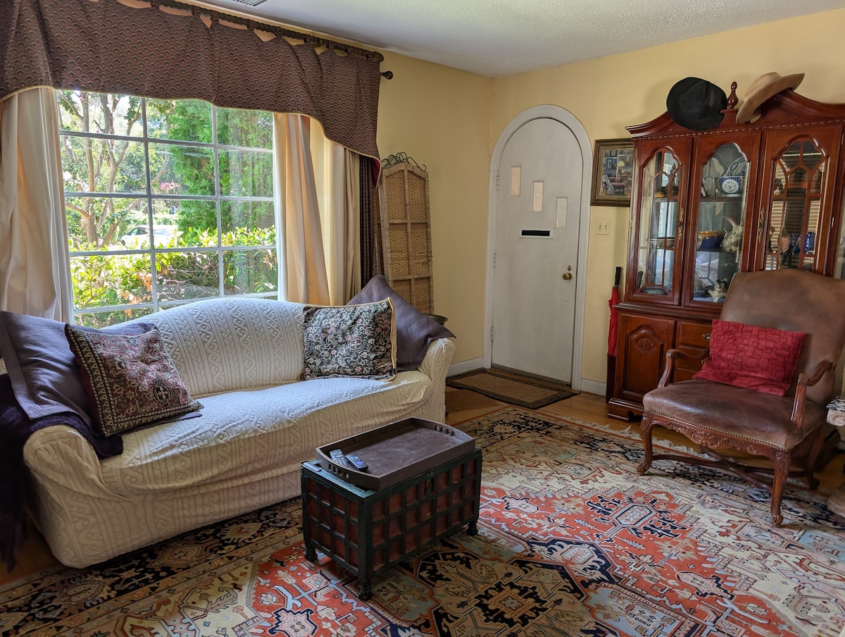 Top performing Airbnb: Charming Cottage Close to Downtown in Old West Austin