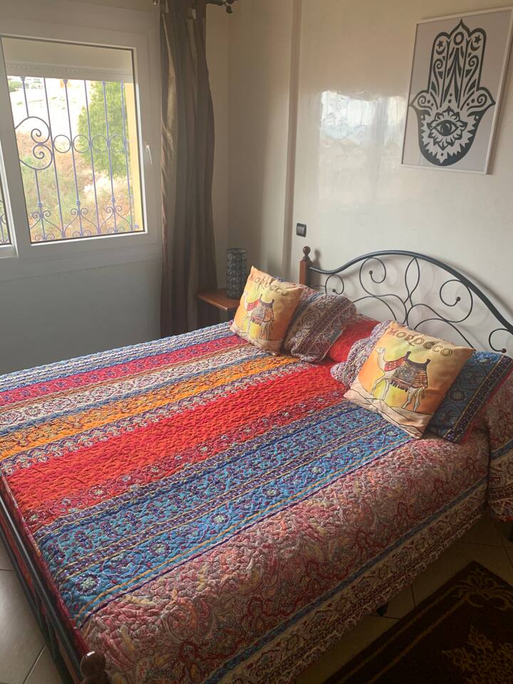 Chambre lit 160x200
Vue mer baie de Taghazout 
Draps et couverture fournis
Store électrique 
Grand placard et penderie
Livres et jeux enfants à disposition 
