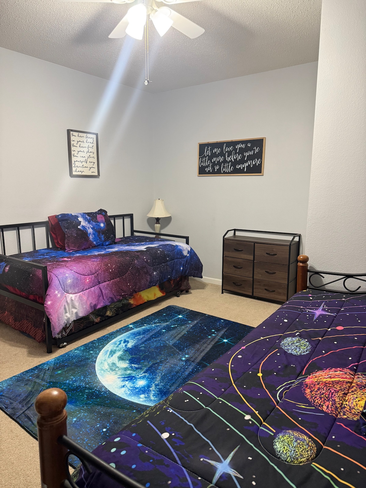 U prizemlju se nalazi „dječja” soba s 2 kreveta za jednu osobu s pomoćnim krevetima