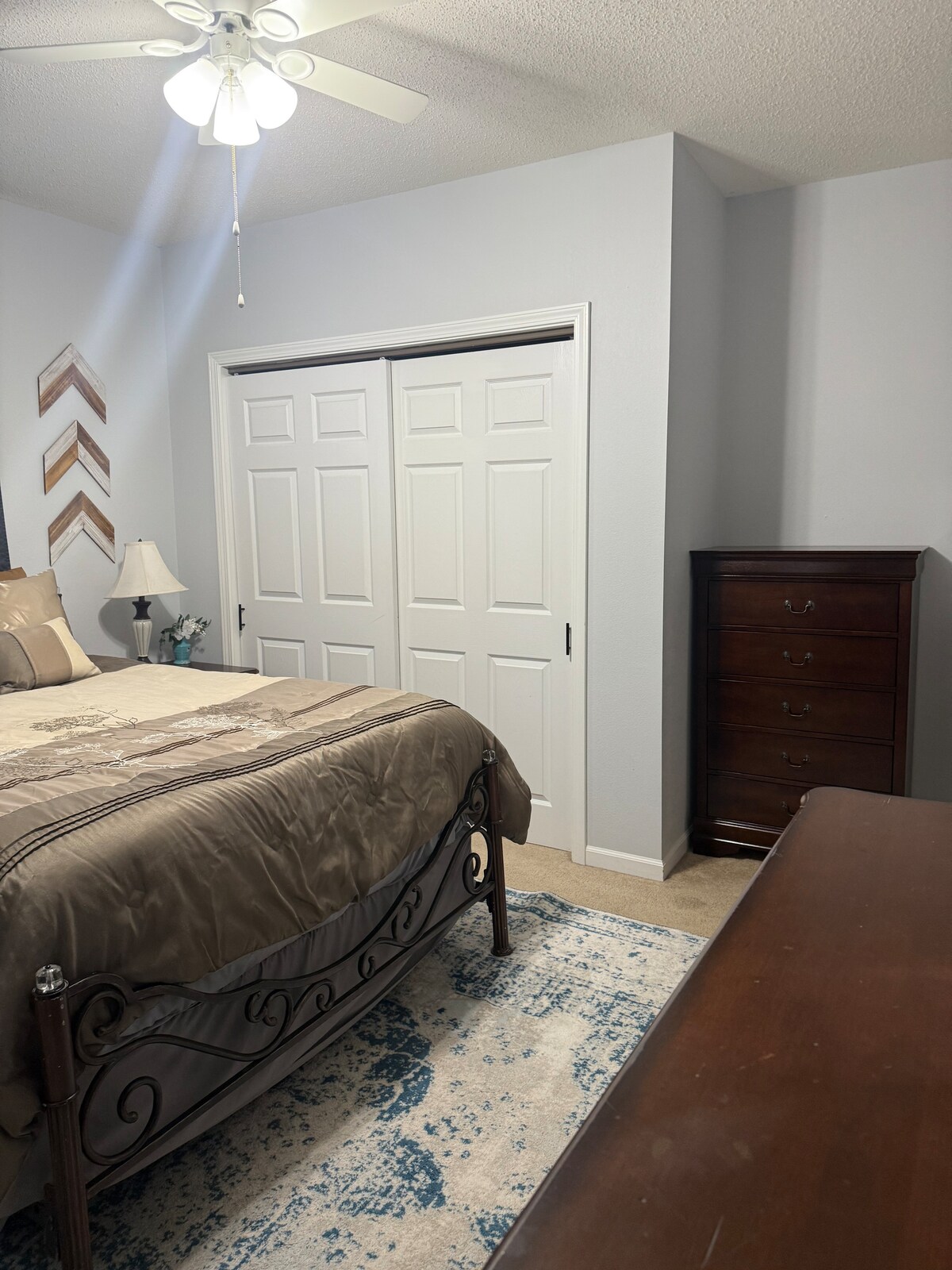 Spavaća soba u prizemlju s bračnim krevetom