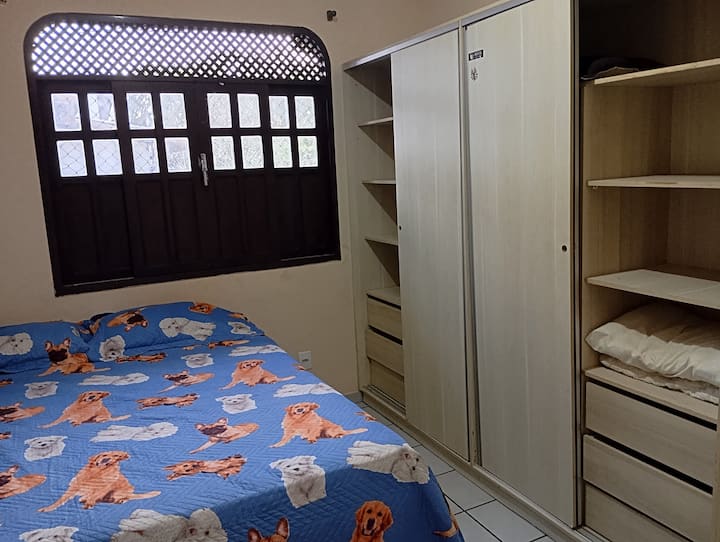 1 cama tamaño queen con aire acondicionado.