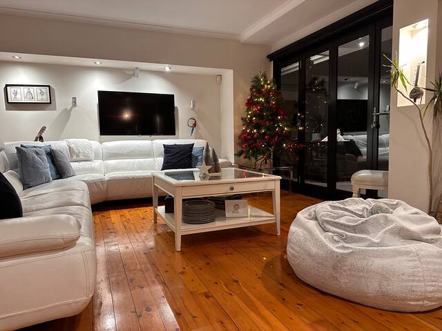 Luxury 6 bedroom villa with pool and amazing views gallery image 4