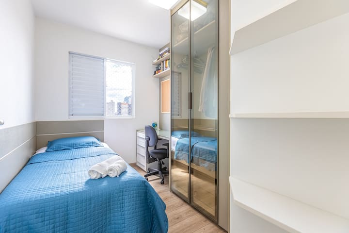 Spálňa 2 - Jednolôžková izba s jednolôžkovou posteľou, písacím stolom a šatníkom.