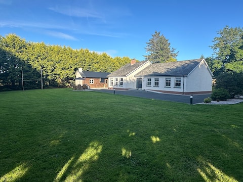 Mac's Cottage | Sleeps 8 | Hot-Tub/Mini Bar