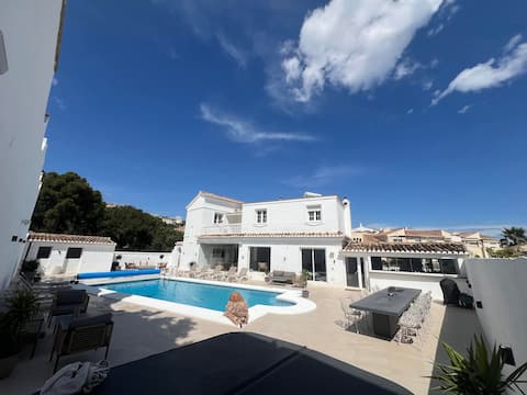 Luxury villa of 520 sqm 16 pers & private pool