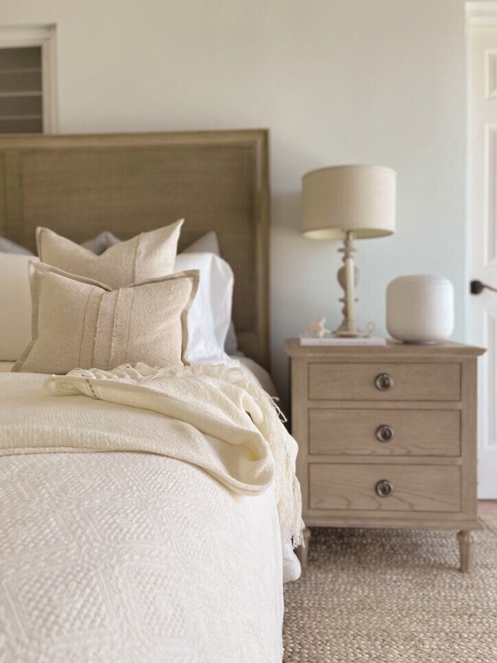 Dormitorio principal con cama tamaño king. 