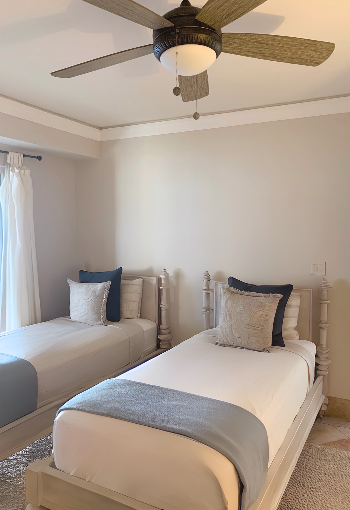 Tercer dormitorio (piso principal) con camas individuales.