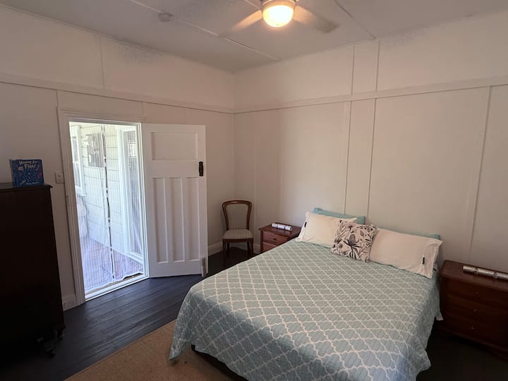 Dormitorio privado con cama tamaño queen que ofrece una hermosa vista al río.