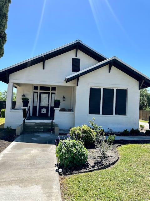 Gem on Spring-Upscale home, walk to Main sleeps 11