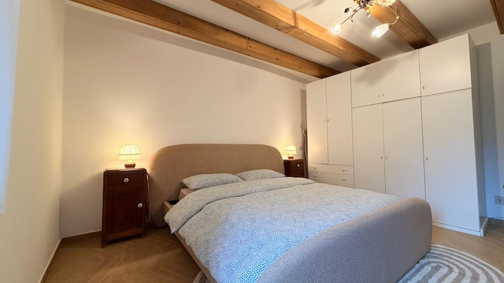 Habitación doble con cama tamaño queen y muebles de antigüedades.