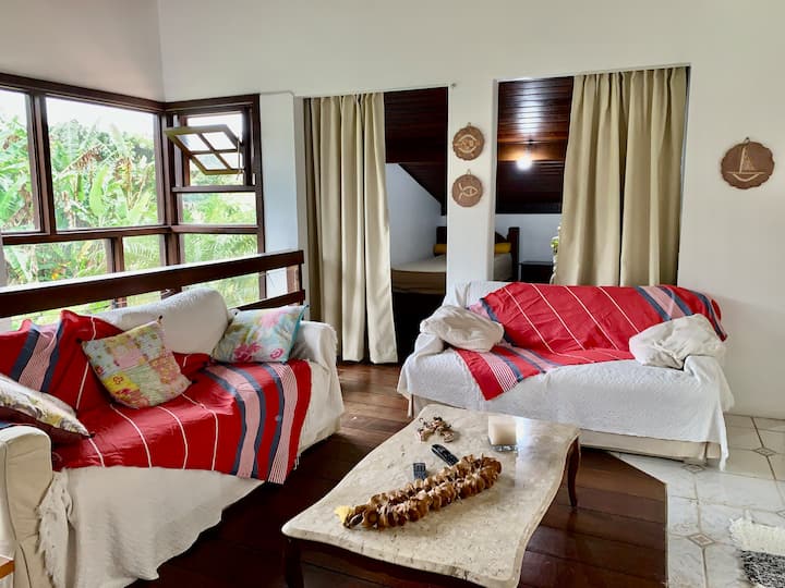 Зад затъмнените завеси има стая с 2 единични легла. Това ще бъде петата стая на къщата .