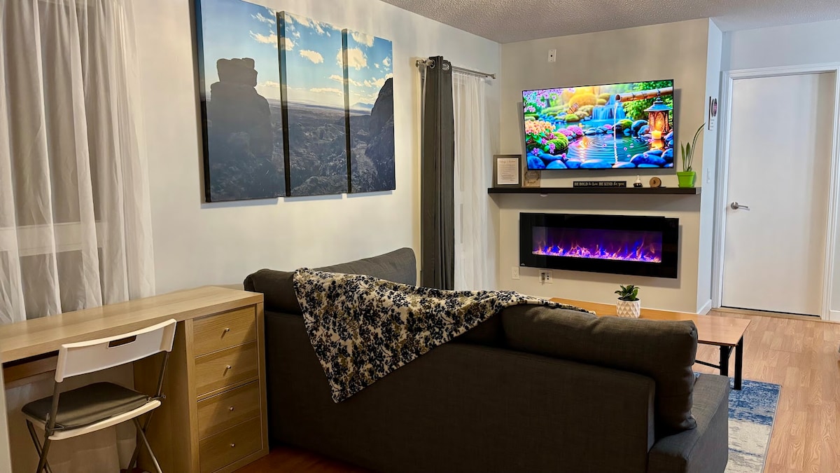 Отпуснете се в това красиво оформено жилищно пространство, проектирано както за комфорт, така и за функционалност. Независимо дали се настанявате удобно край електрическата камина, или стриймвате любимите си предавания по смарт телевизора, това място е идеалният ви дом далеч от дома.