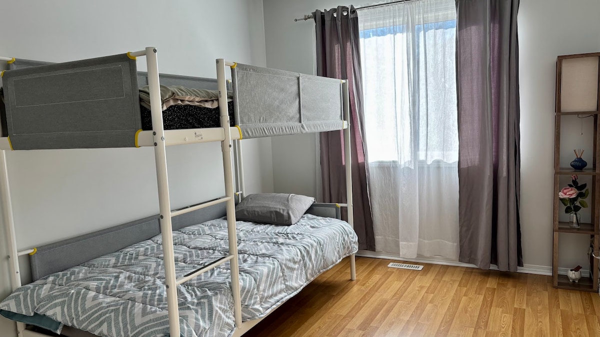 Тази уютна стая е идеална за семейства, приятели или самостоятелни гости. Минималистичният дизайн, съчетан с леки дървени подове и завеси в меки тонове, прави стаята просторна и спокойна – идеалното място за презареждане.