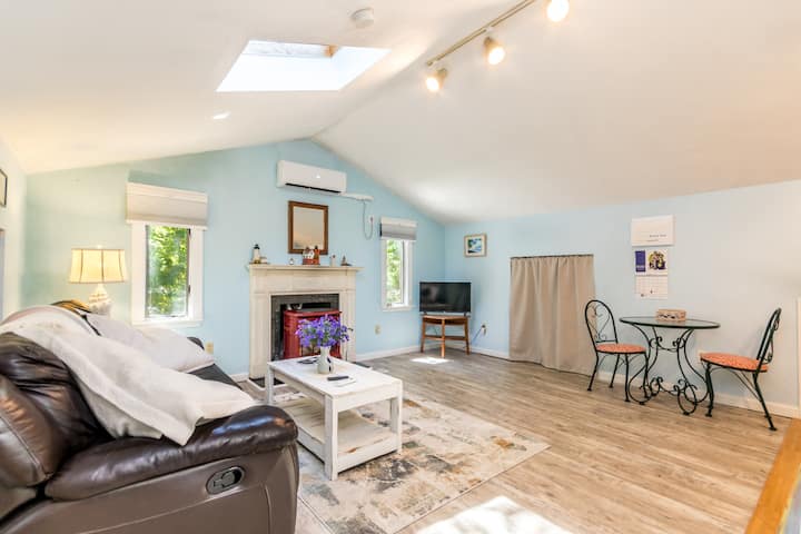 Falmouth, Cozy Studio Near Old Silver Beach - Falmouth, MA