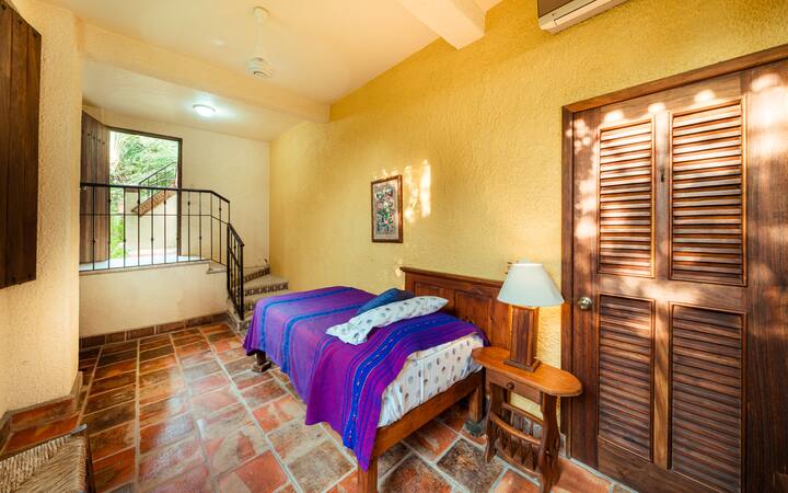Suite jardín con cama doble y baño privado