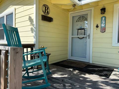 Benny’s Bungalow (2-bdrm w/yard) in fishing town