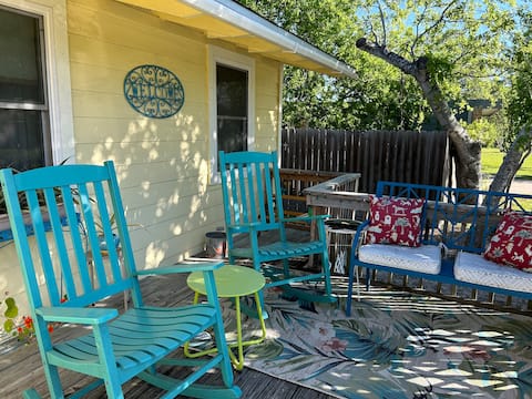 Benny’s Bungalow (2-bdrm w/yard) in fishing town