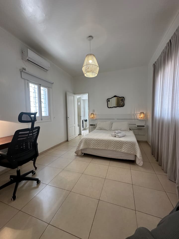 غرفة واسعة بسرير بحجم كوين، وستائر خشبية سوداء، وحجاب، ومنافذ تحت الطاولات الخفيفة، وغرفة ملابس مع مرآة وضوء، ومكتب مع كرسي مريح. أغطية الأسرّة والفراش عالية الجودة في الفندق. أغطية الأسرّة والمناشف عالية الجودة في الفندق.