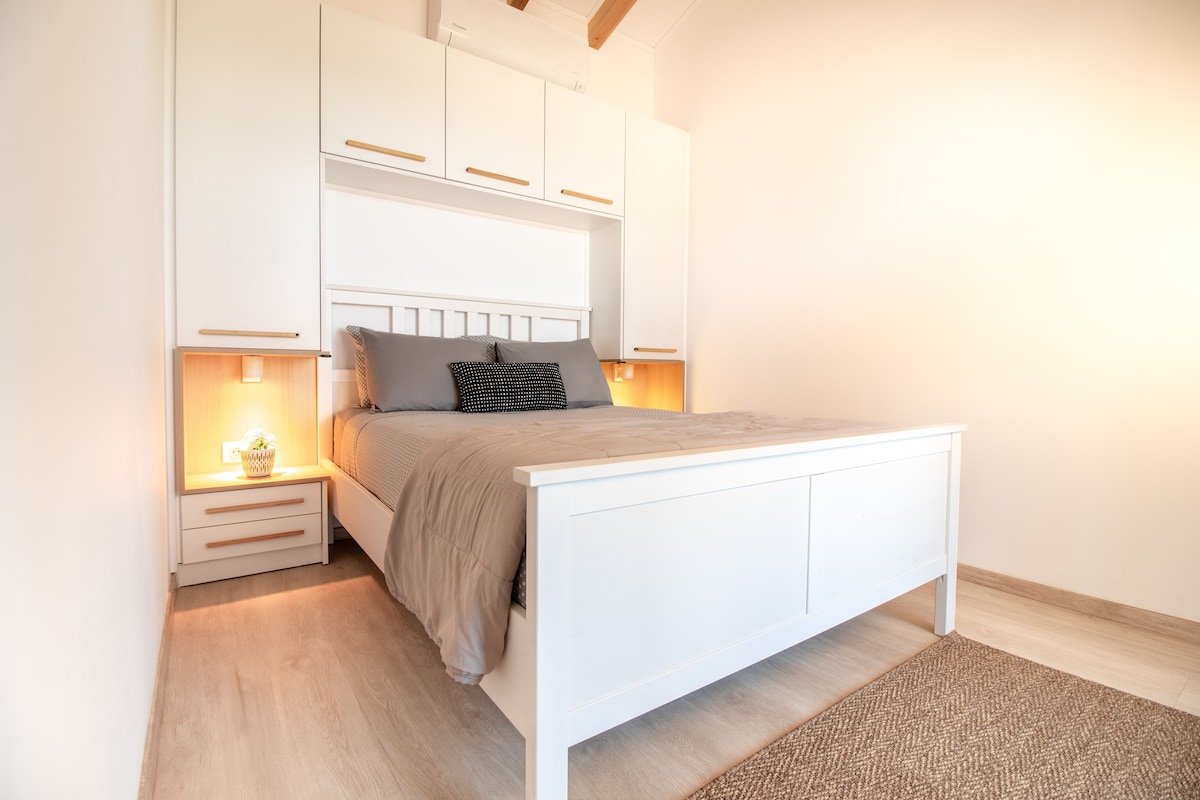 Las dimensiones de la cama son 140×200 cm