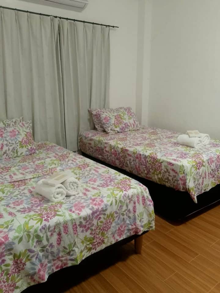 Izba 3A
Dve plné postele a jedna manželská posteľ
Samostatná izba od izby 3B
Nachádza sa na 3. poschodí, na rovnakej úrovni ako izba 3B
