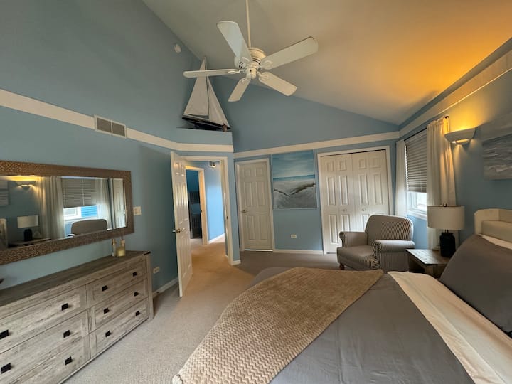 Тази спалня е свързана с банята на горния етаж. Предлагаме просторна спалня с двойно легло. 