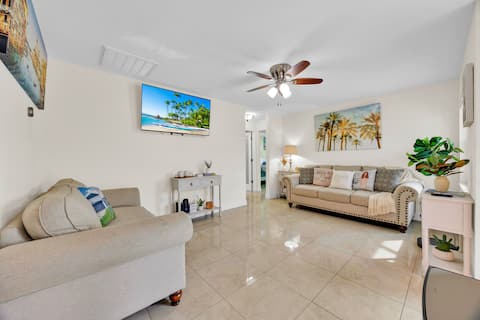 Successful Airbnb property: Retreat with Pool, Jacuzzi, Game Room, BBQ, Cinema in Lake Alfred