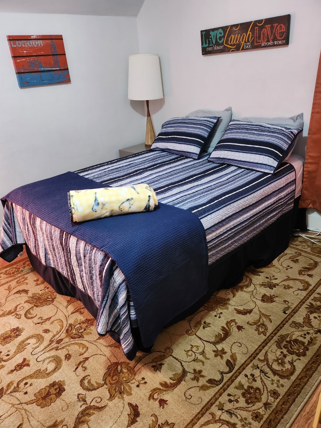 2号卧室配有标准双人床